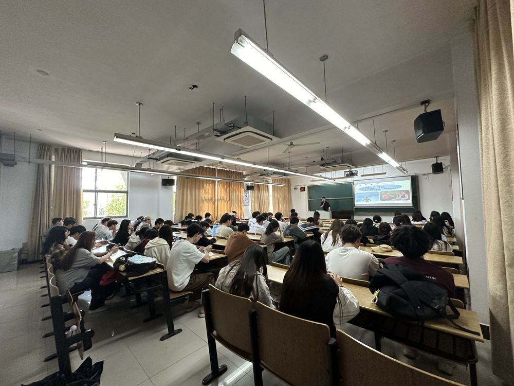 瓦力瓦力·科技集团在南京邮电大学通达学院举办讲座