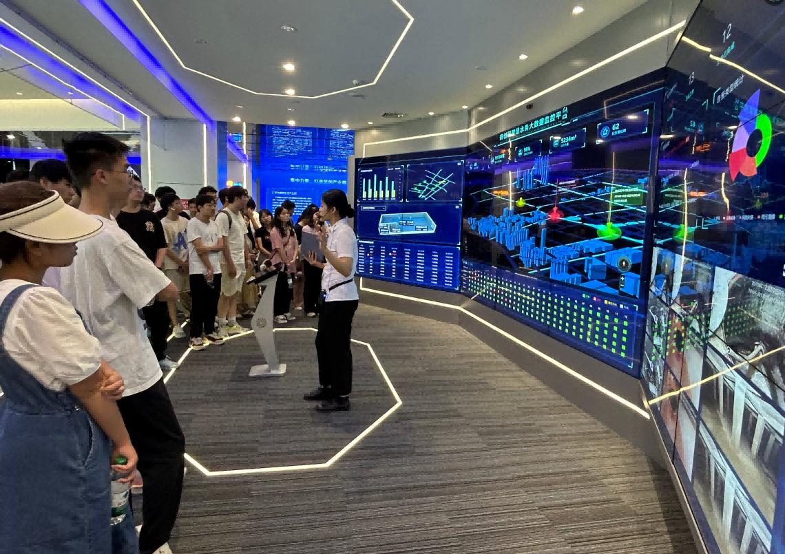 瓦力瓦力·科技IT精英暑期实训营活动日 | 探秘南京江北新区研创园 科技火花点亮未来梦想